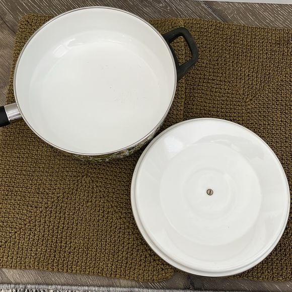 Retro Porcelain Enamelware Floral Pot/ Saucepan with Lid - Picture 2 of 5